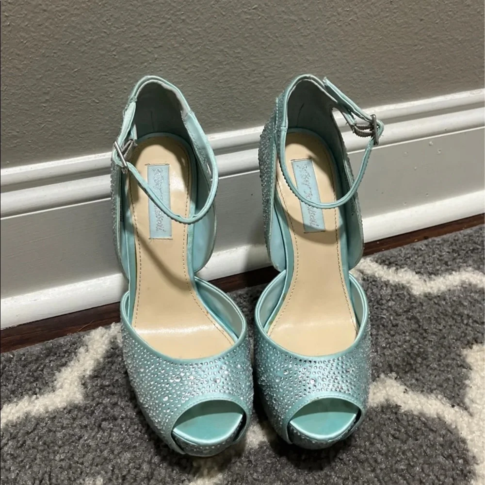 Heels - Picture 3 of 7